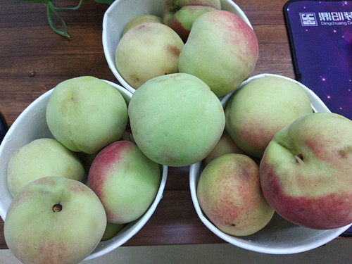 铭铭妈妈给瑞曼送来桃子