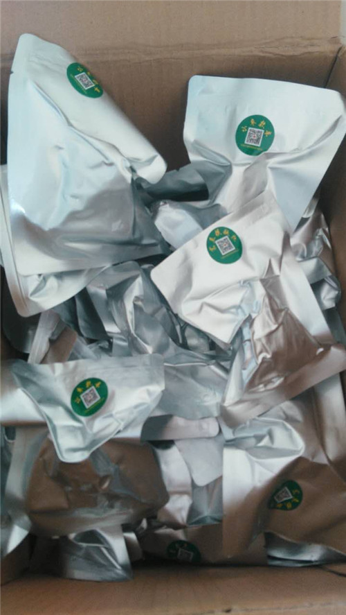 丁辉为瑞曼小朋友送来了粽子