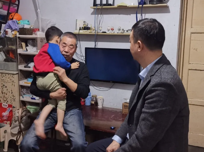 一次家访，一份牵挂 —— 冬日里为爷孙俩送去温暖，陪他们熬过康复路上的寒冬